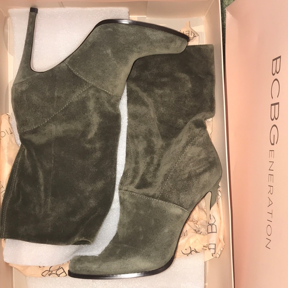 Olive green suede BCBG boots 👢